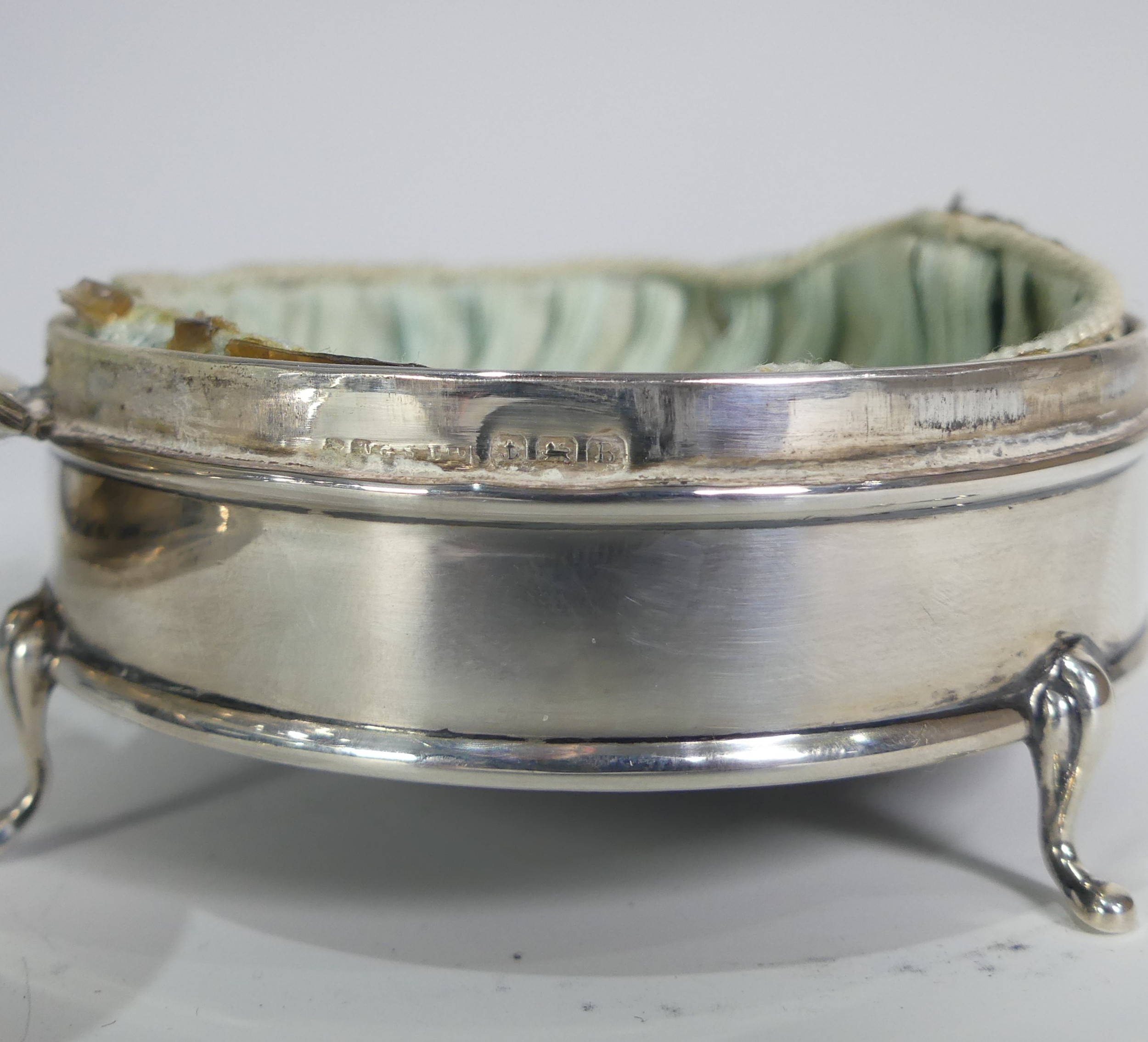 A George V circular silver Ring Box, hallmarked Birmingham 1926, the hinged lid with engine turned - Image 4 of 5