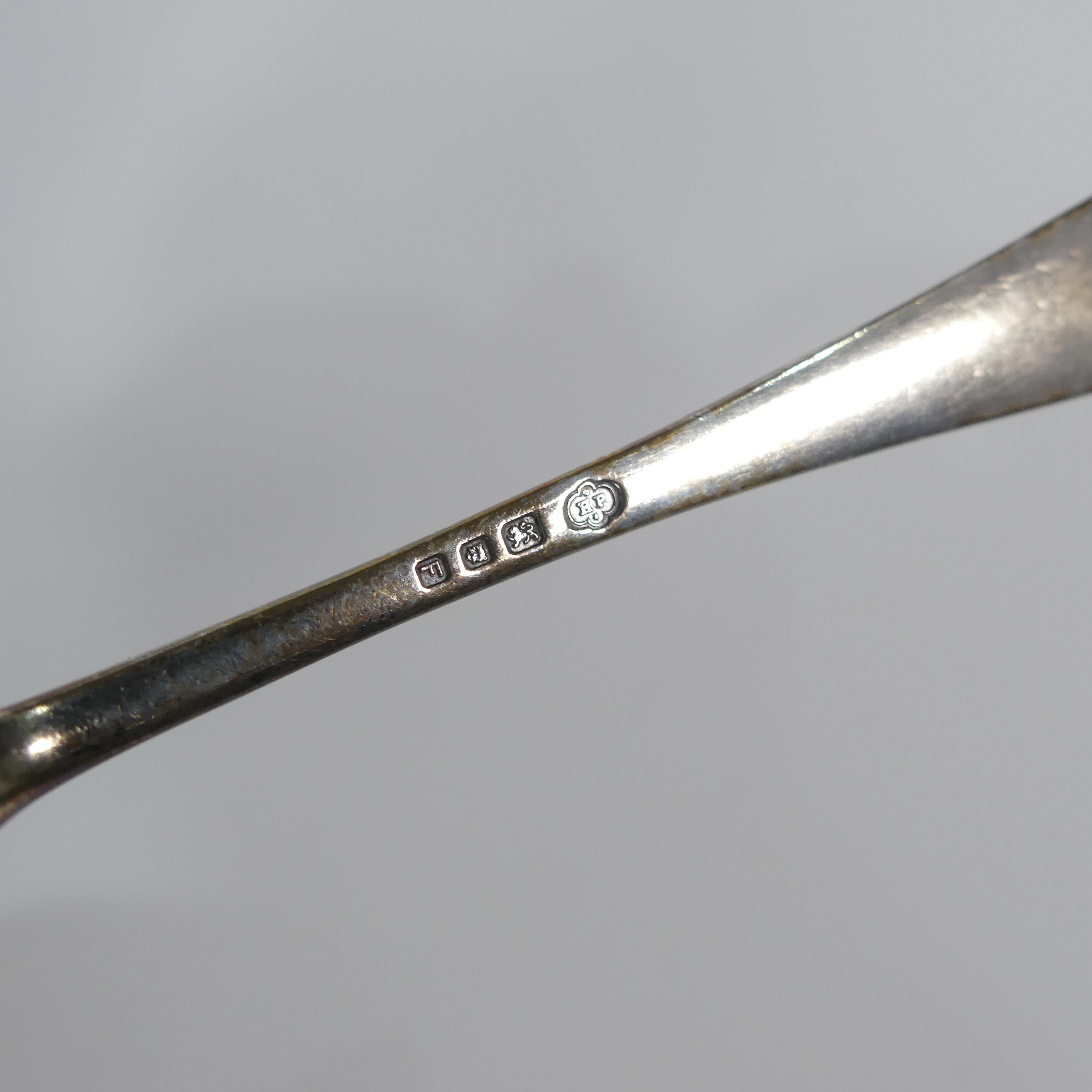 A cased set of six Edwardian silver Egg Spoons, by Josiah Williams & Co., hallmarked London, 1903, - Image 3 of 5