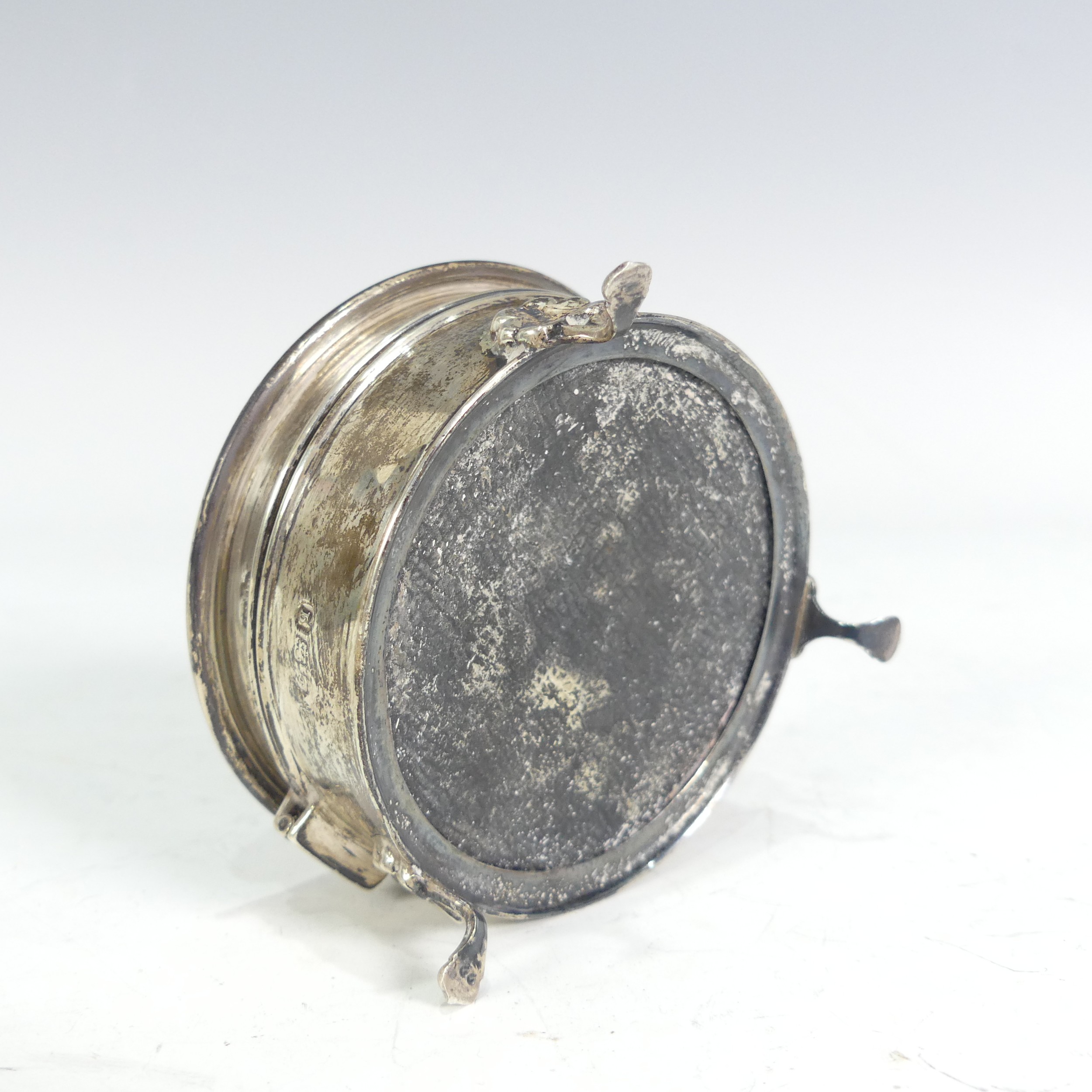A George V silver Ring Box, by A & J Zimmerman Ltd., hallmarked Birmingham, 1915, of circular form - Image 3 of 4