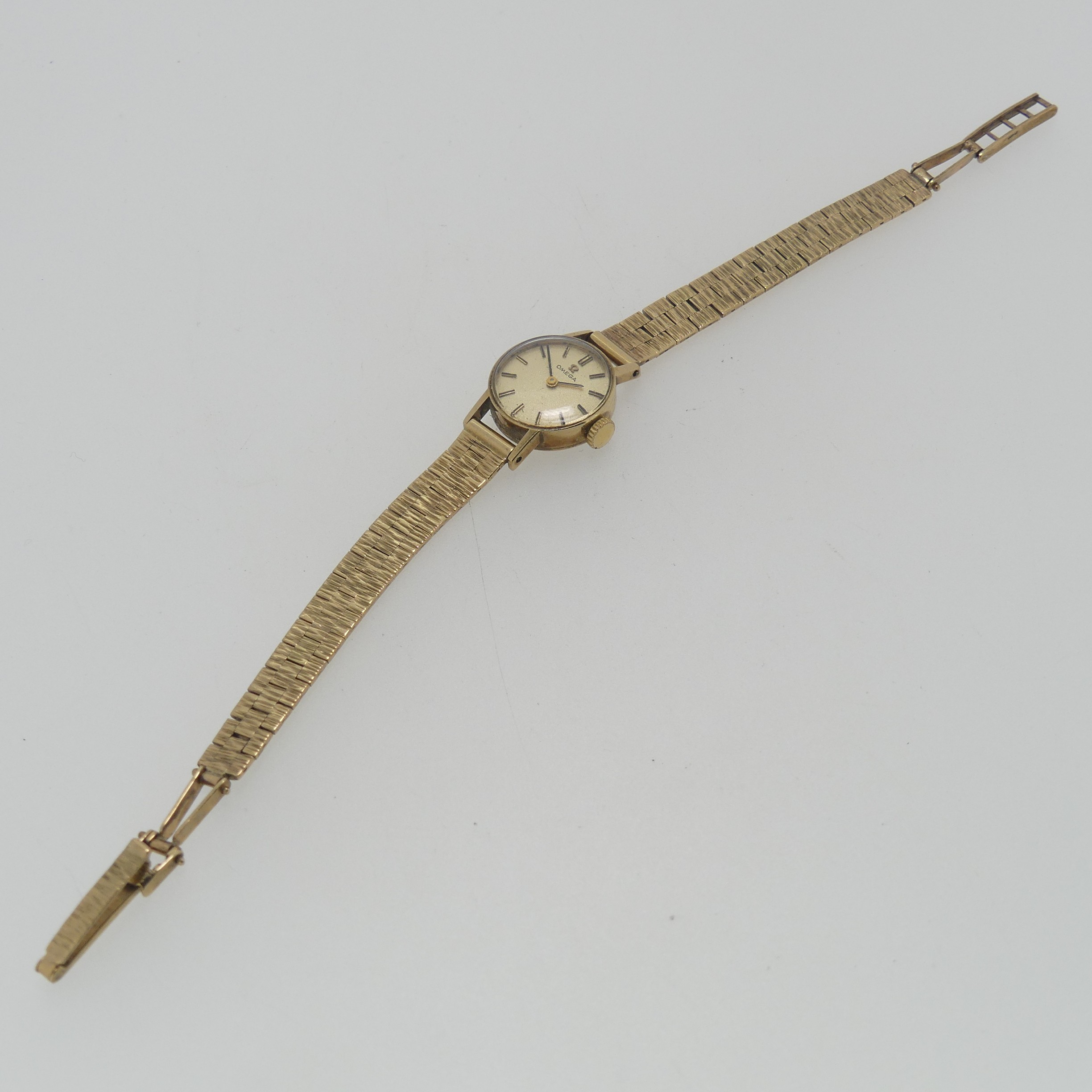 A 9ct yellow gold Omega lady's Wristwatch, with circular silvered dial, gold baton markers and - Image 3 of 3