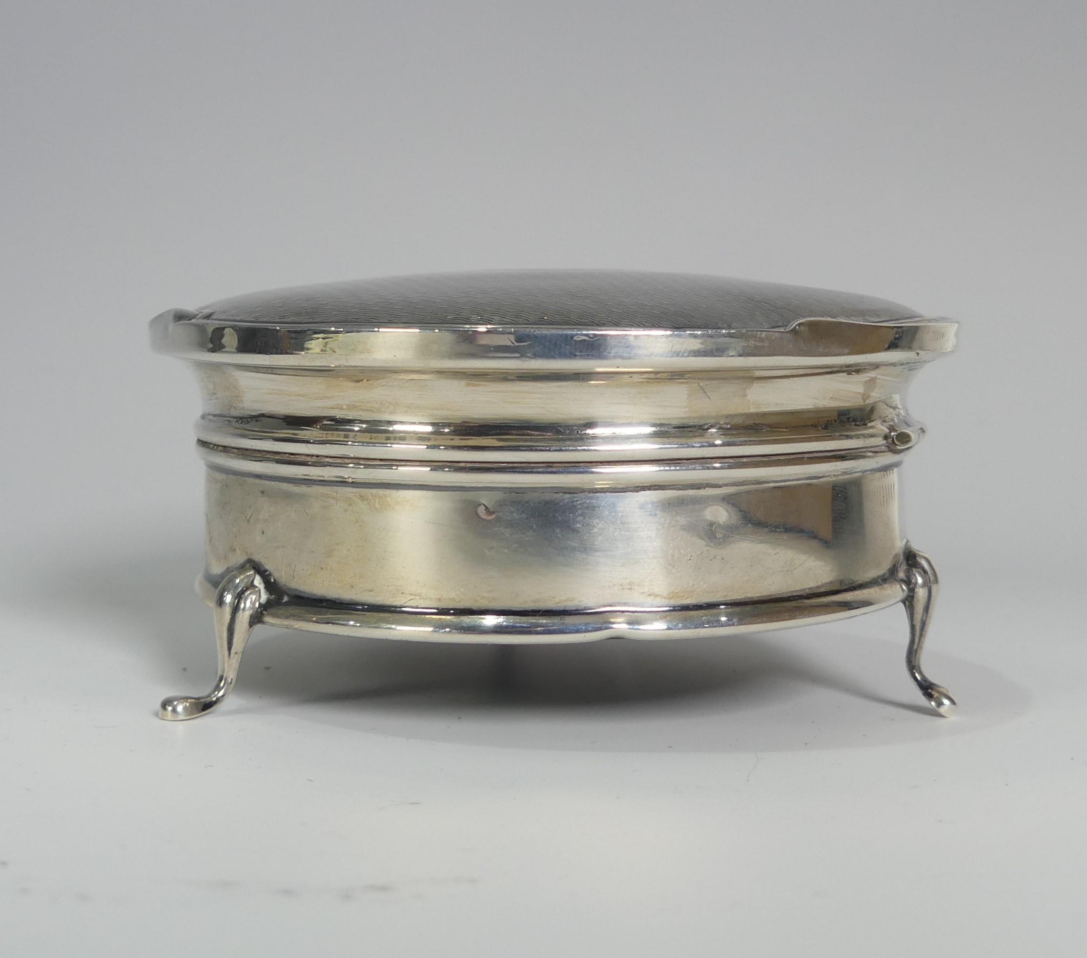 A George V circular silver Ring Box, hallmarked Birmingham 1926, the hinged lid with engine turned - Image 3 of 5
