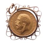 A George V gold Sovereign, dated 1925, South Africa (Pretoria) mint mark, in a 9ct gold pendant
