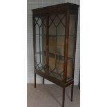 An Edwardian mahogany display cabinet, with inlaid decoration, having three shelves enclosed by