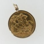 A George V gold Sovereign, dated 1911, in 9ct gold mount, total weight 8.9g.