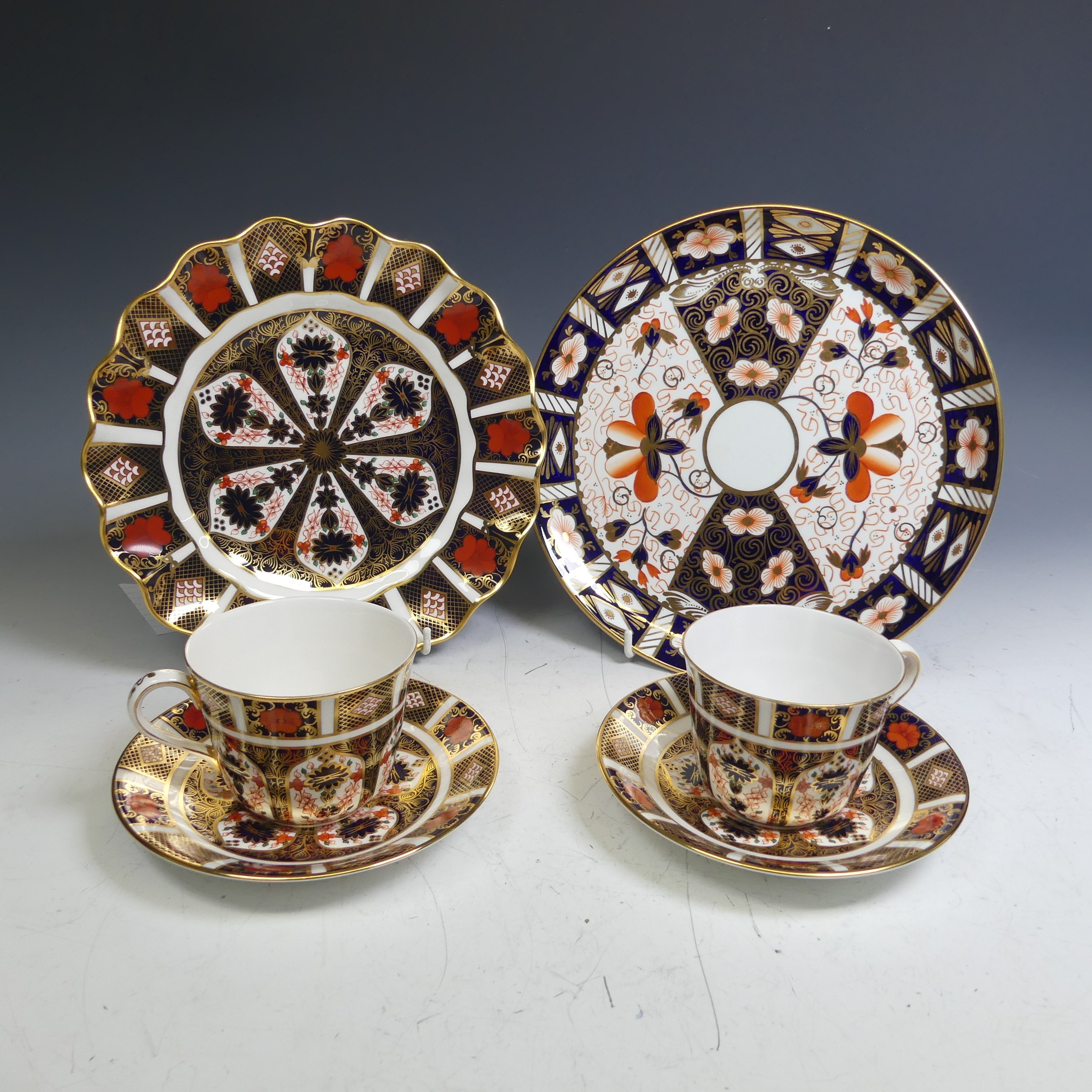 A quantity of Royal Crown Derby 1128 pattern Pieces, comprising two large Dinner Plates, two smaller - Image 7 of 25