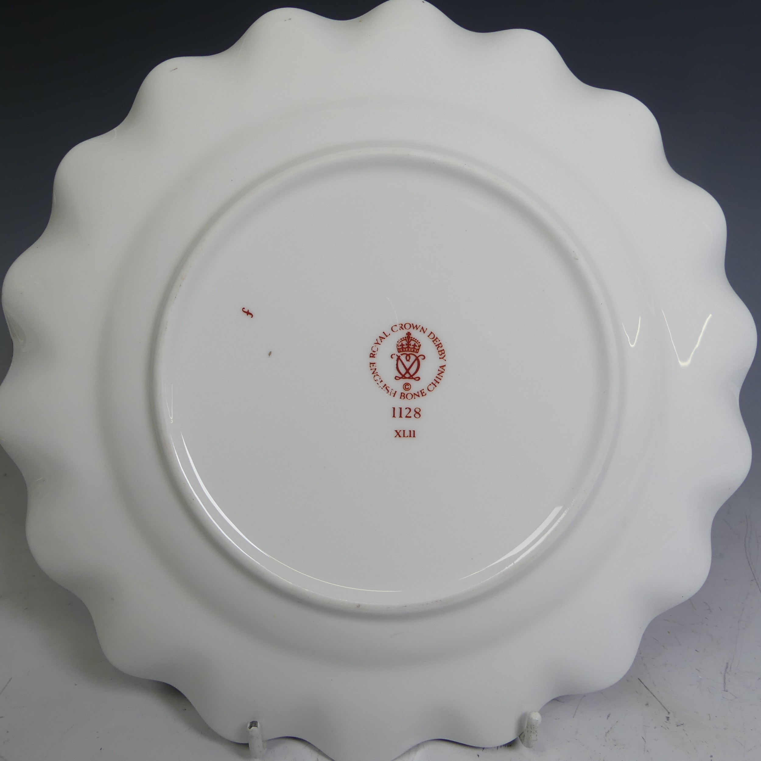 A quantity of Royal Crown Derby 1128 pattern Pieces, comprising two large Dinner Plates, two smaller - Image 13 of 25