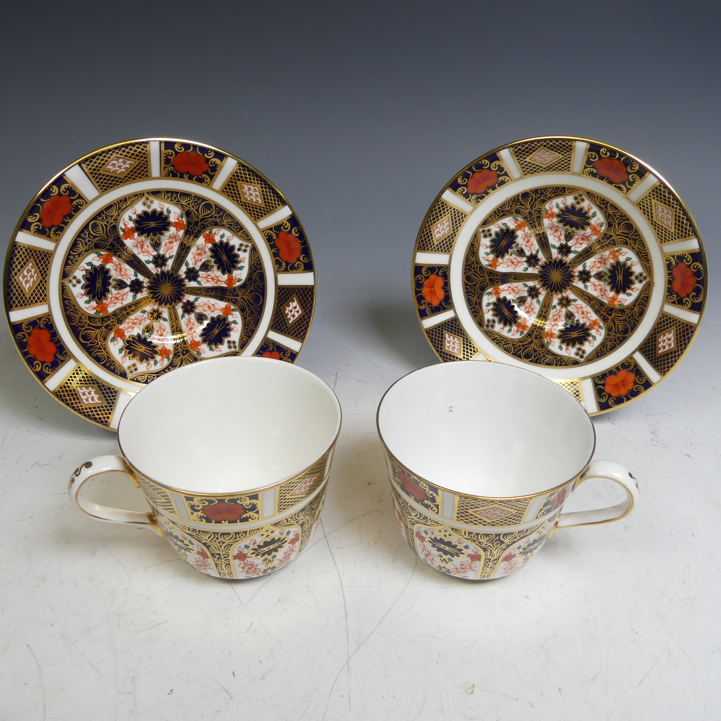 A quantity of Royal Crown Derby 1128 pattern Pieces, comprising two large Dinner Plates, two smaller - Image 14 of 25