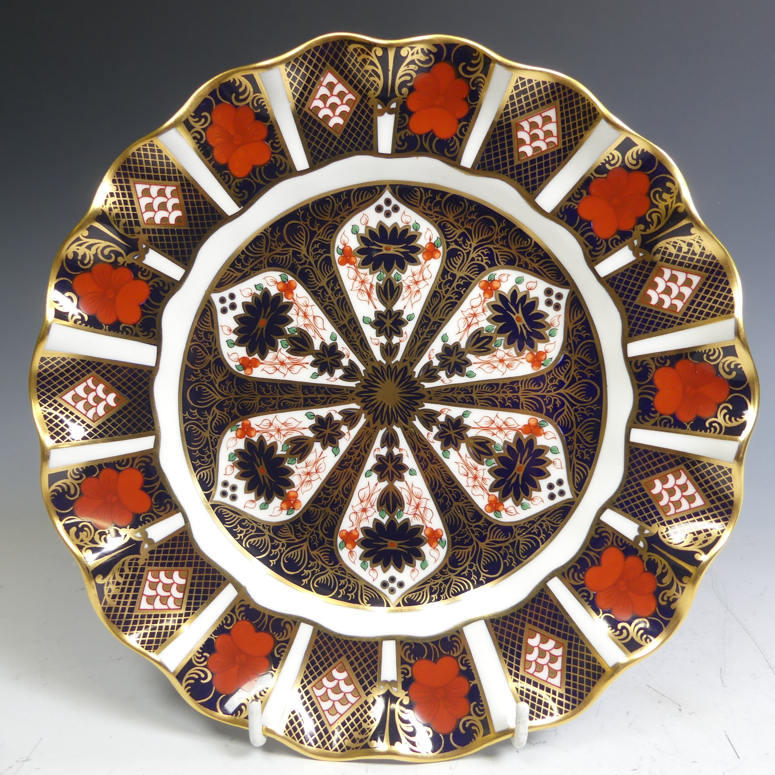 A quantity of Royal Crown Derby 1128 pattern Pieces, comprising two large Dinner Plates, two smaller - Image 11 of 25