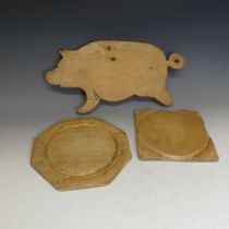 A Vintage Breadboard in the shape of a Pig, W 50.5 cm x H 25 cm x D 3 cm, together with two other