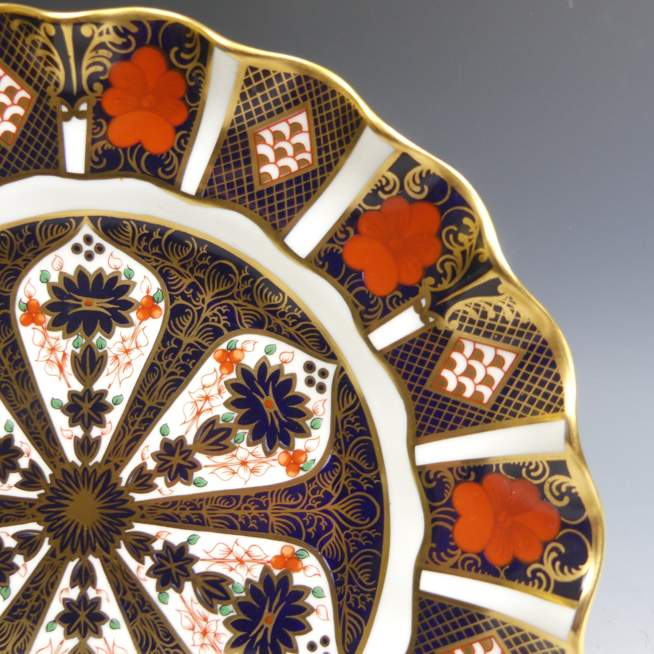 A quantity of Royal Crown Derby 1128 pattern Pieces, comprising two large Dinner Plates, two smaller - Image 12 of 25