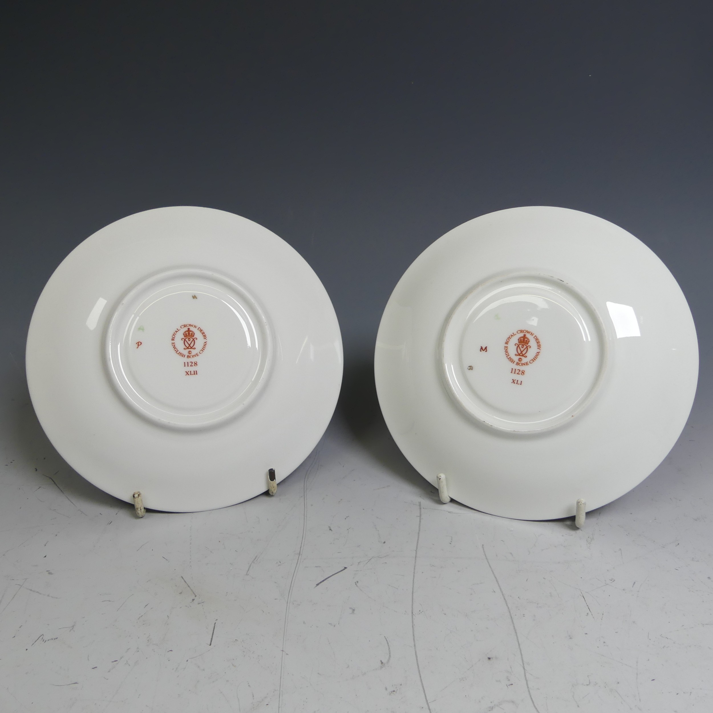 A quantity of Royal Crown Derby 1128 pattern Pieces, comprising two large Dinner Plates, two smaller - Image 17 of 25