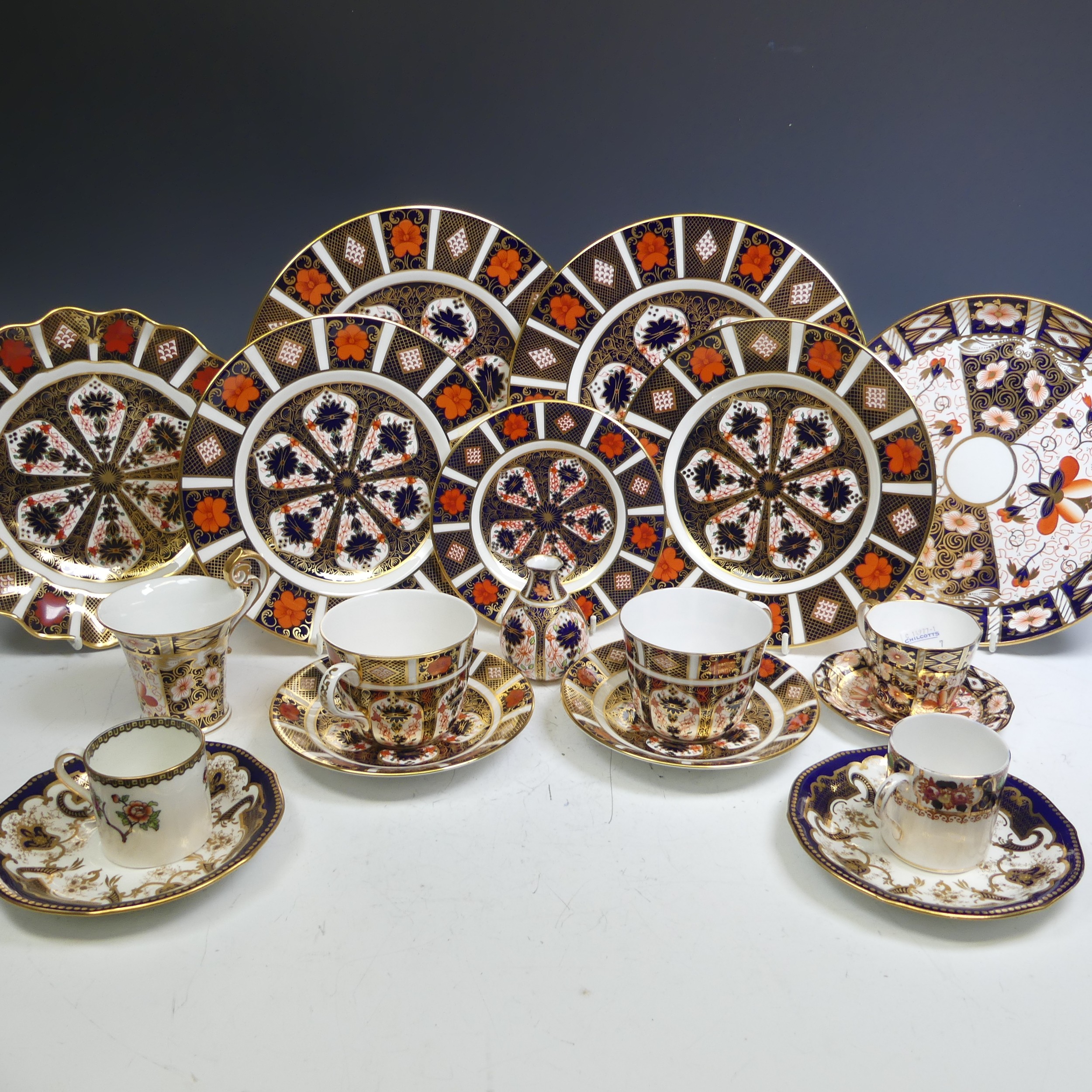 A quantity of Royal Crown Derby 1128 pattern Pieces, comprising two large Dinner Plates, two smaller