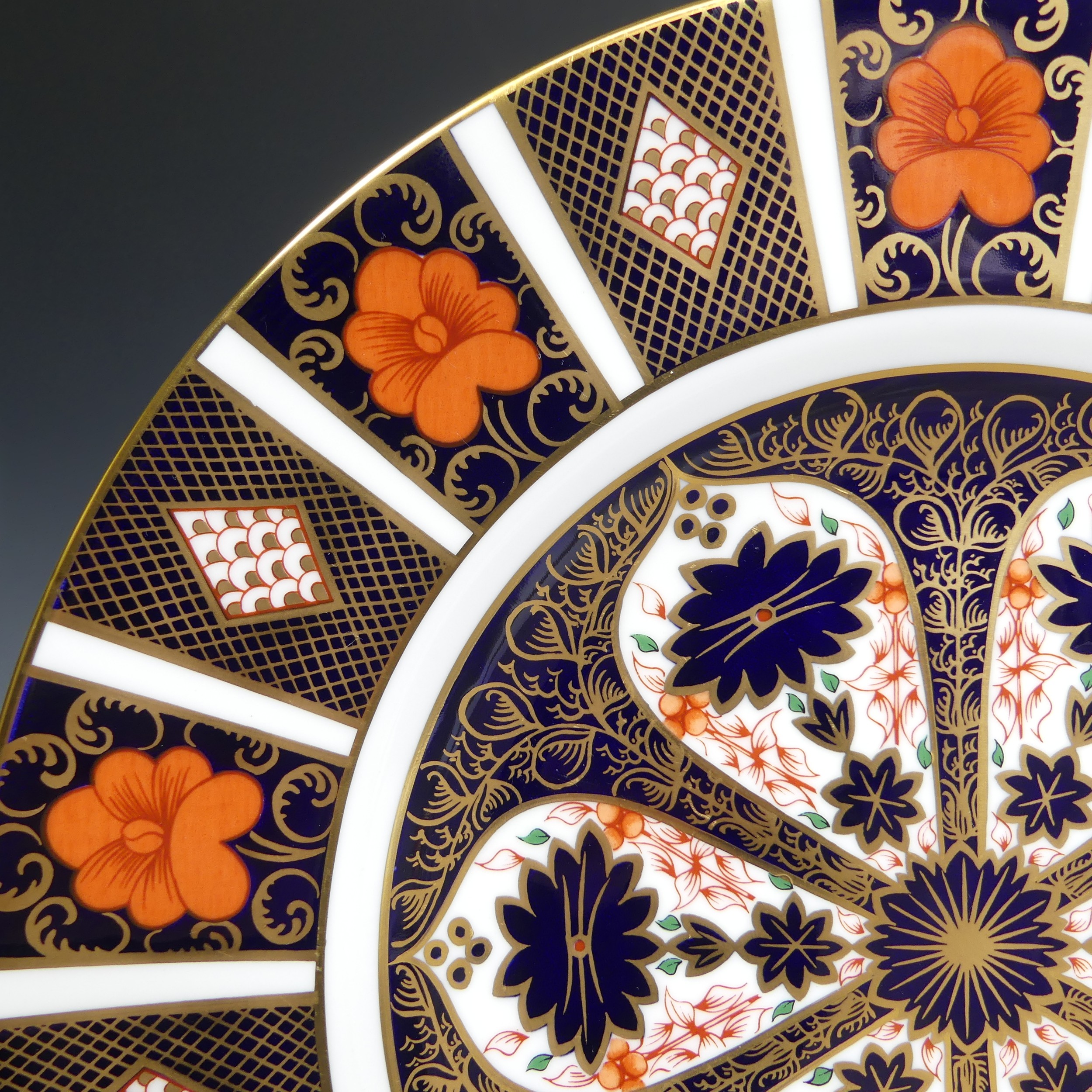 A quantity of Royal Crown Derby 1128 pattern Pieces, comprising two large Dinner Plates, two smaller - Image 5 of 25