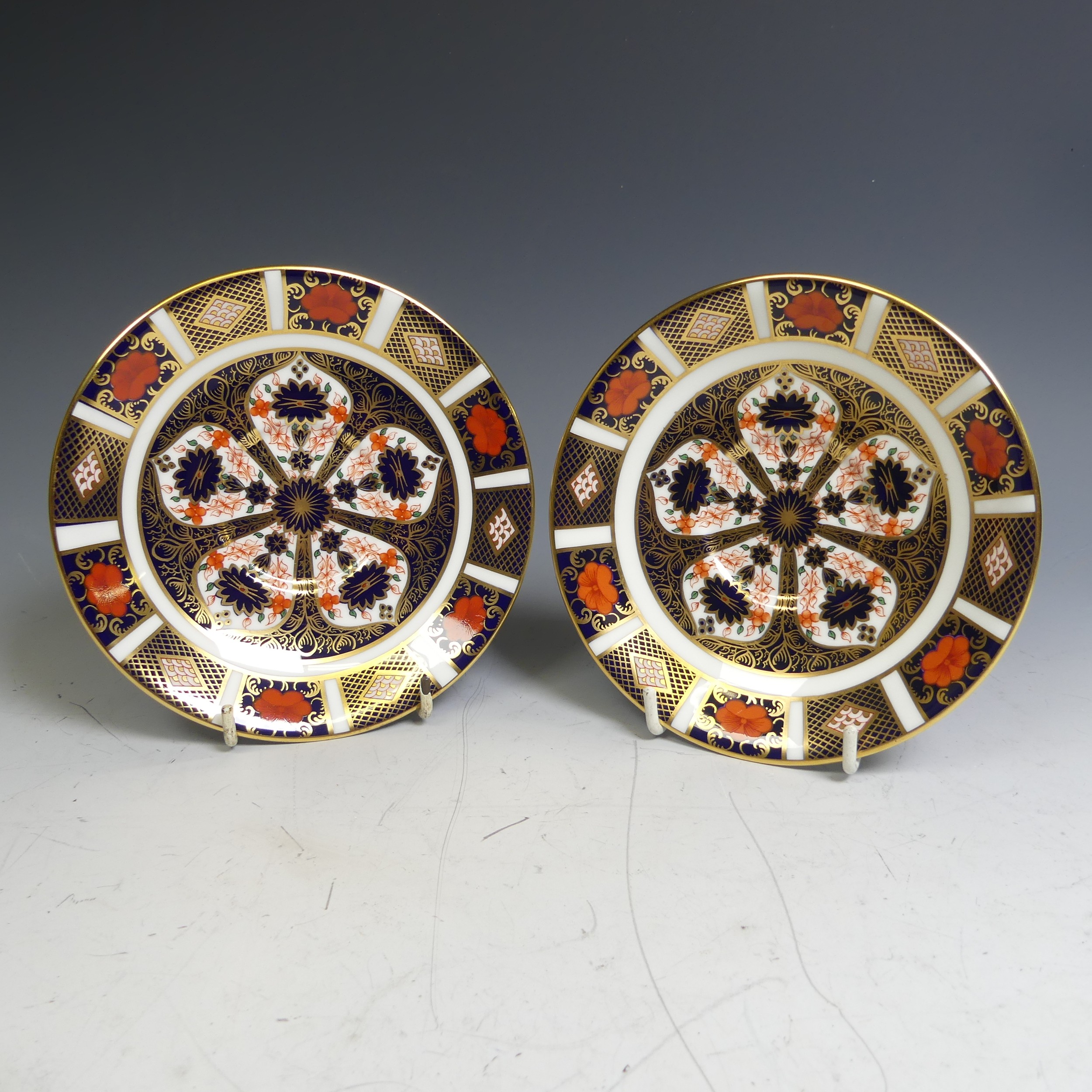 A quantity of Royal Crown Derby 1128 pattern Pieces, comprising two large Dinner Plates, two smaller - Image 19 of 25