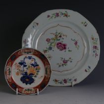 An 18thC Chinese export porcelain Plate, of octagonal form decorated in floral enamels in the famil