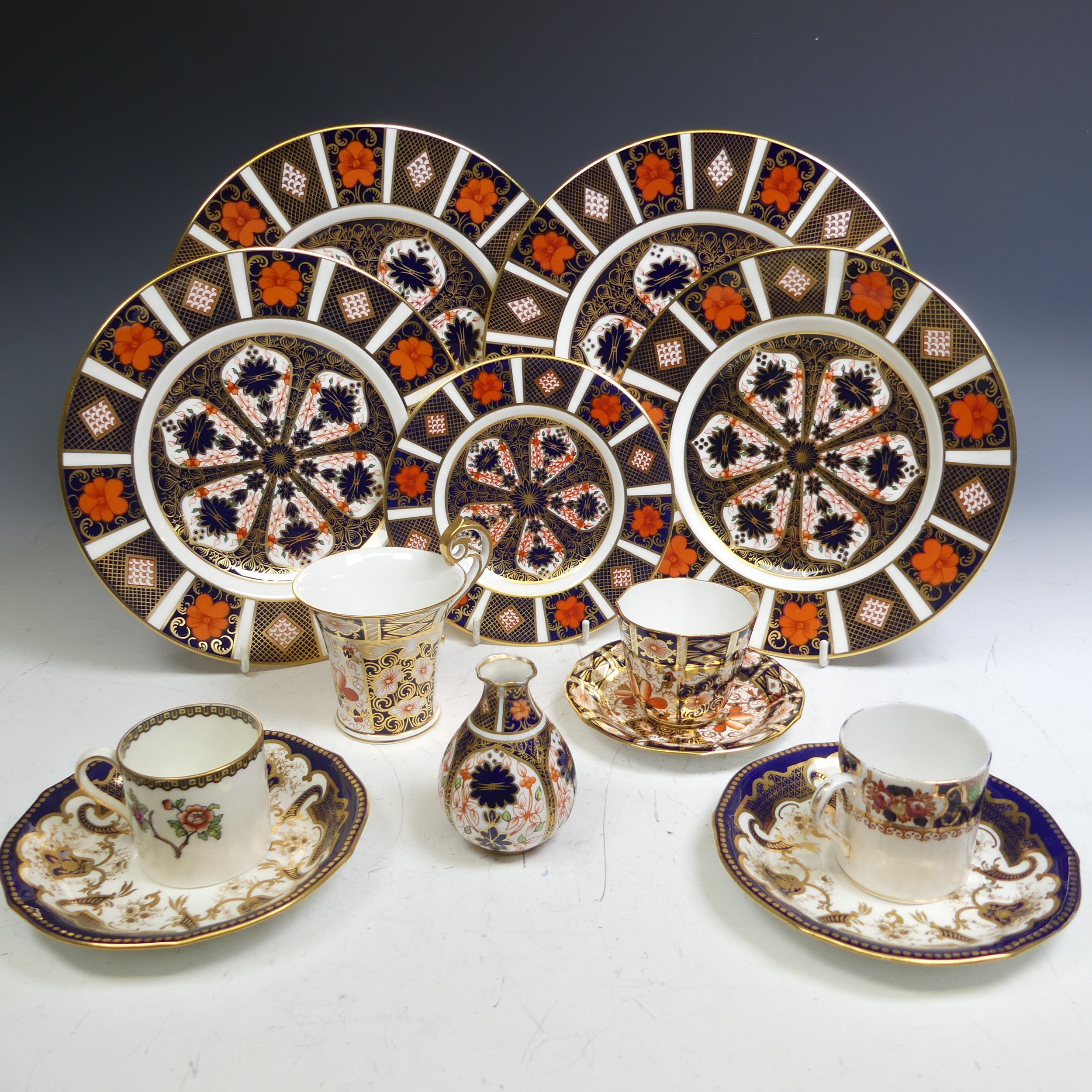 A quantity of Royal Crown Derby 1128 pattern Pieces, comprising two large Dinner Plates, two smaller - Image 3 of 25