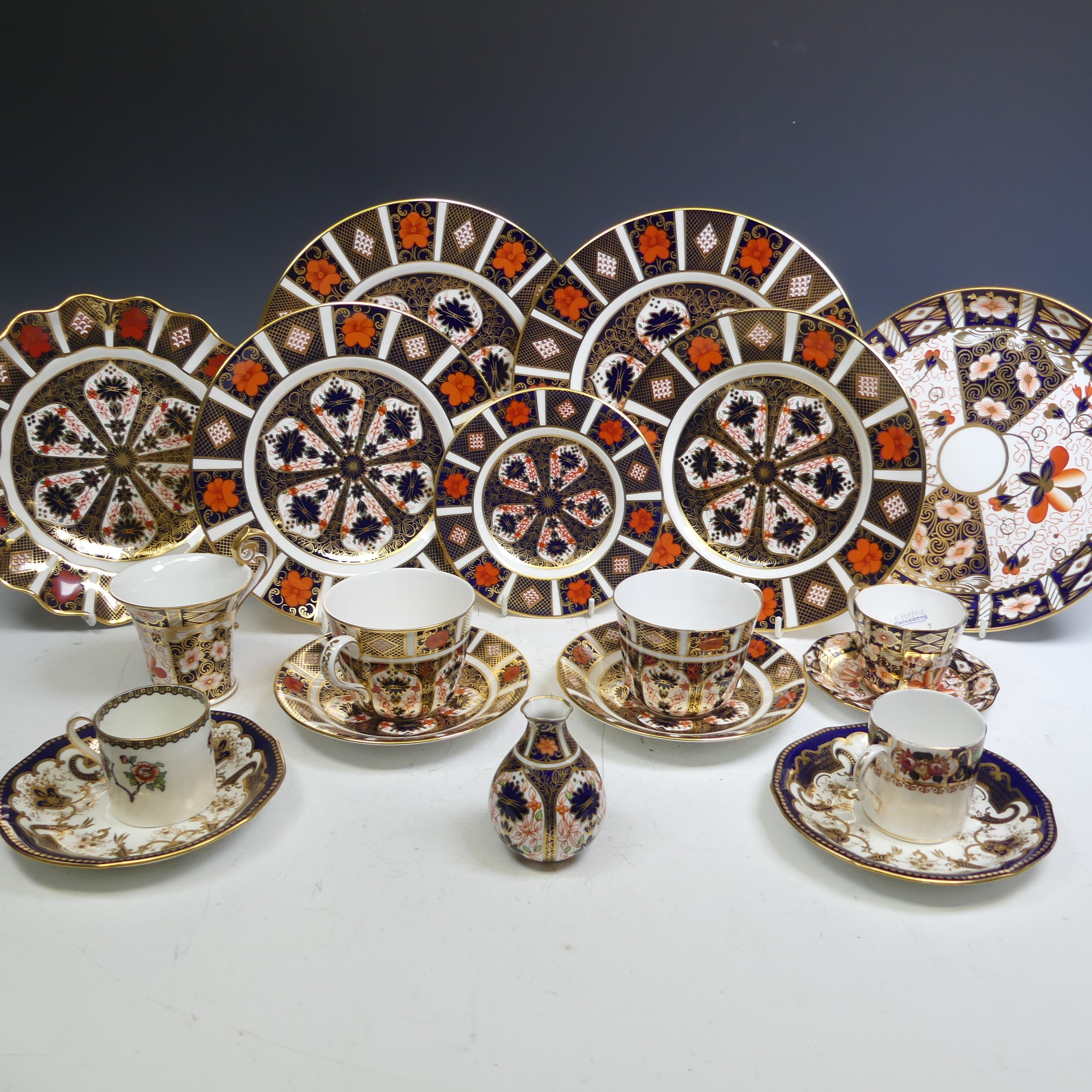 A quantity of Royal Crown Derby 1128 pattern Pieces, comprising two large Dinner Plates, two smaller - Image 2 of 25