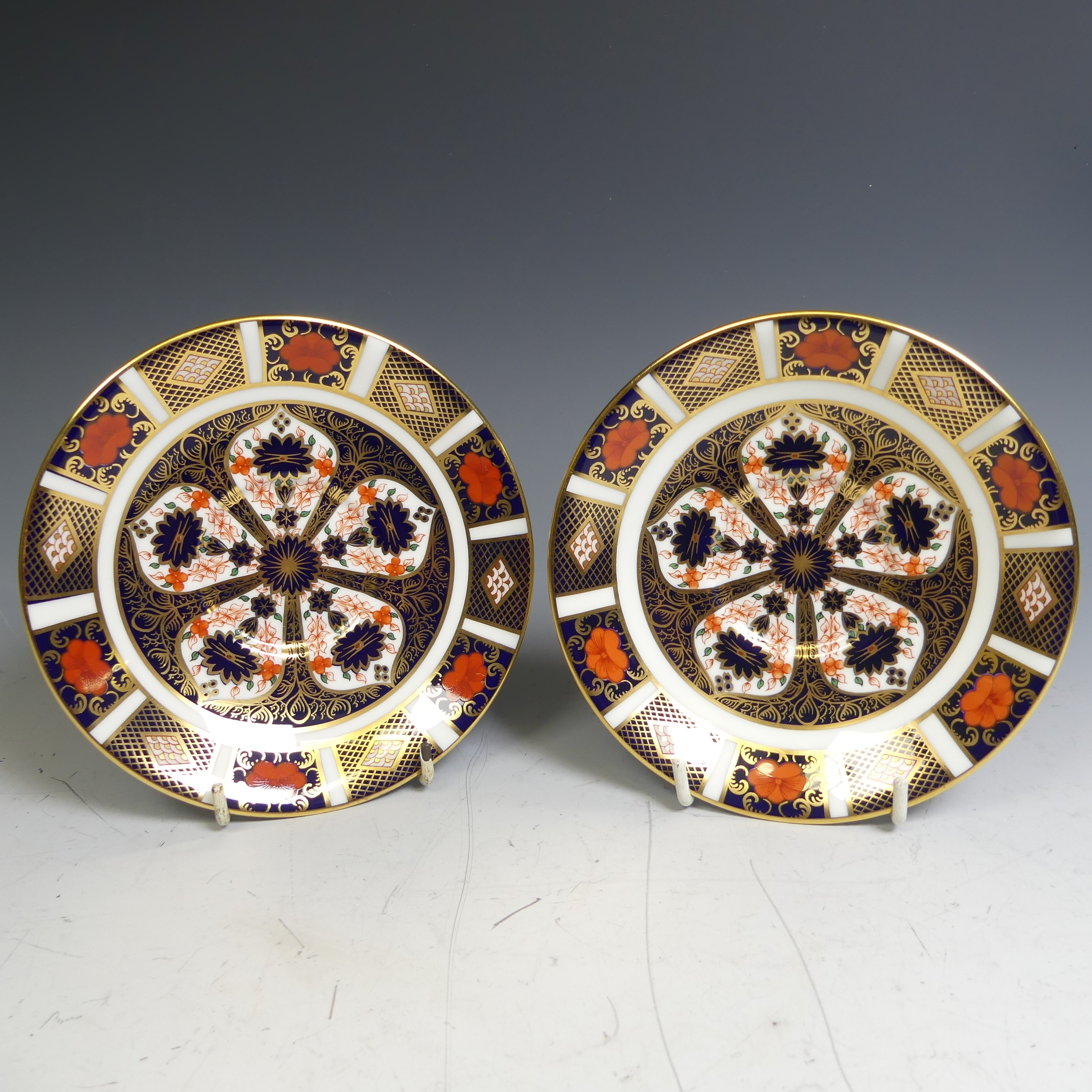 A quantity of Royal Crown Derby 1128 pattern Pieces, comprising two large Dinner Plates, two smaller - Image 18 of 25