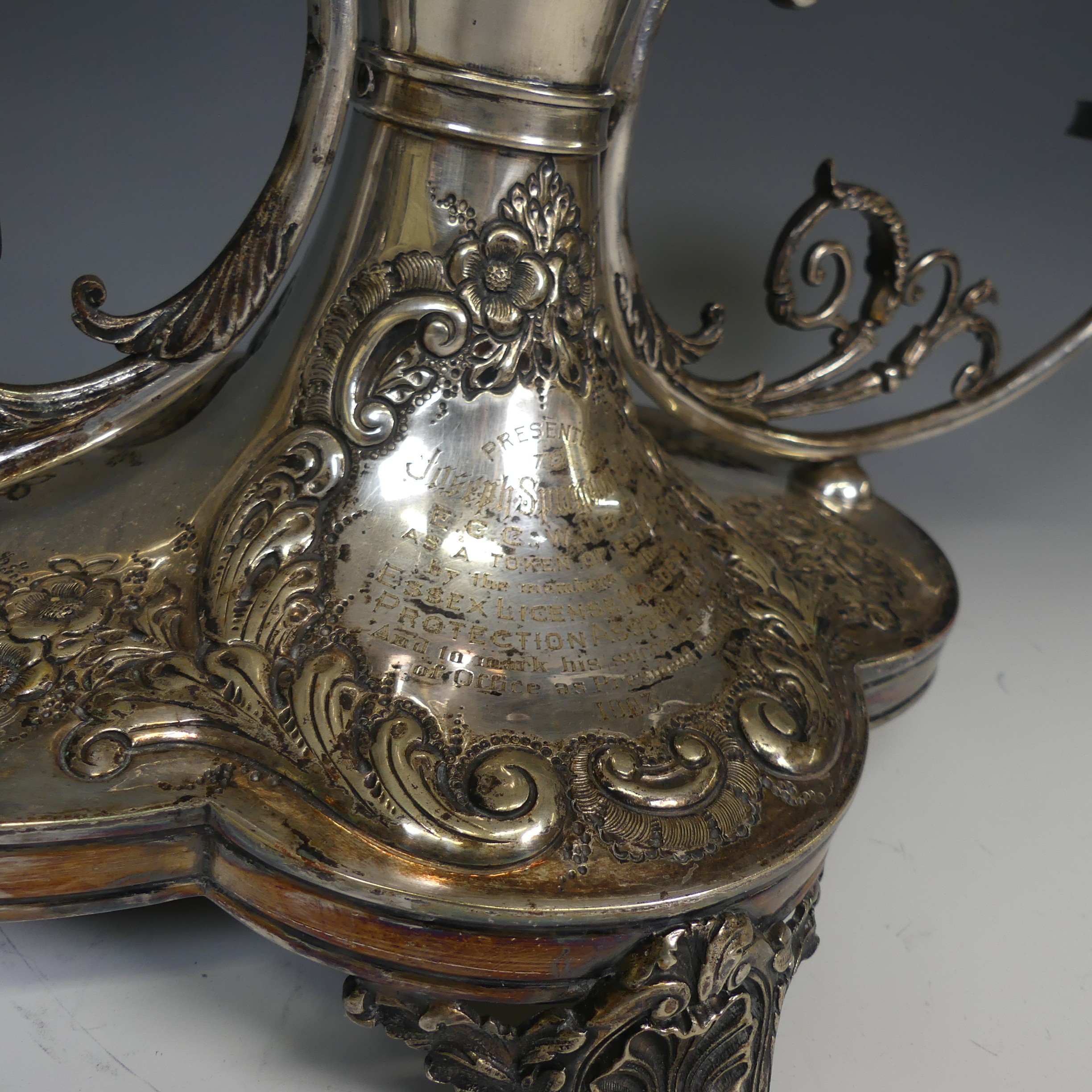 An Edwardian silver plated Epergne / Centrepiece, by Mappin & Webb, the base with presentation - Image 3 of 8