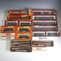 Rivarossi ‘HO’ gauge, twenty passenger coaches, various box styles, including V351, V2002/R, V BZ, 3