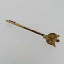 A 9ct gold Pin, the top with naturalistically modelled fox mask, 5cm long, approx. total weight 4.