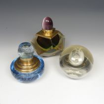 A 20thC glass and brass mounted Inkwell, of blue colour with controlled bubble design, possibly