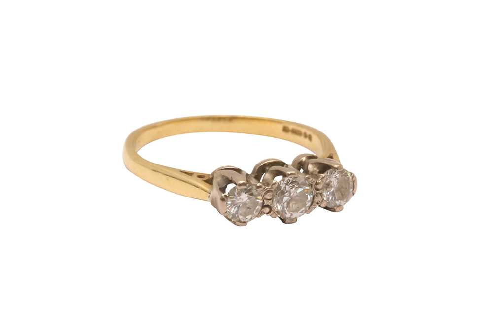 A THREE-STONE DIAMOND RING