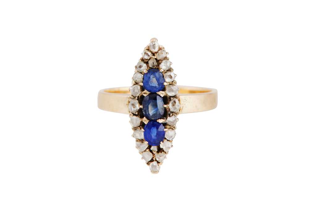 AN ANTIQUE SAPPHIRE AND DIAMOND RING