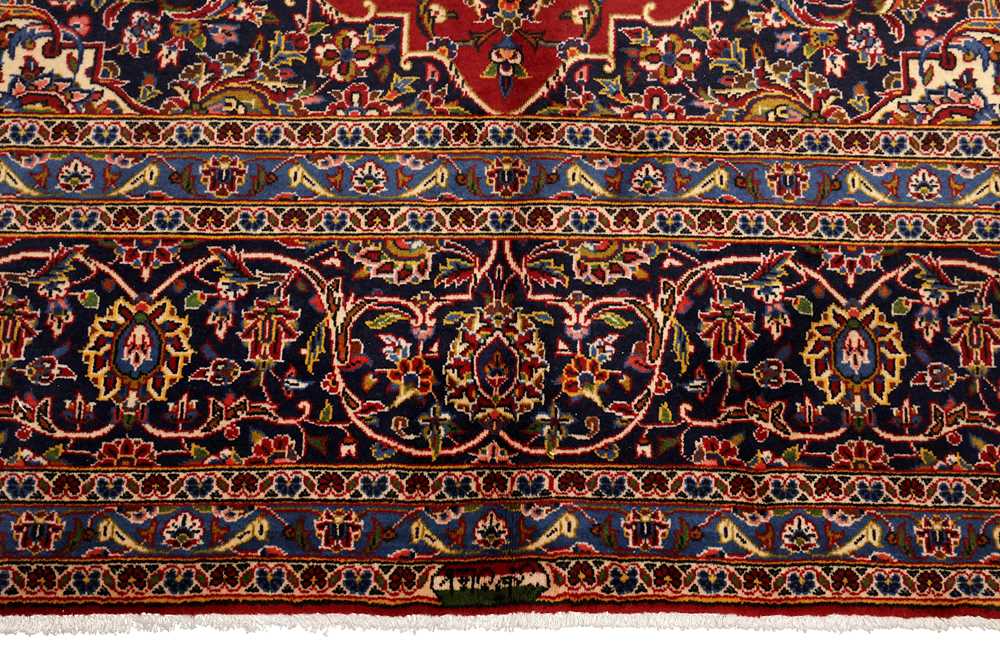 A FINE, SIGNED KASHAN CARPET, CENTRAL PERSIA - Image 7 of 9