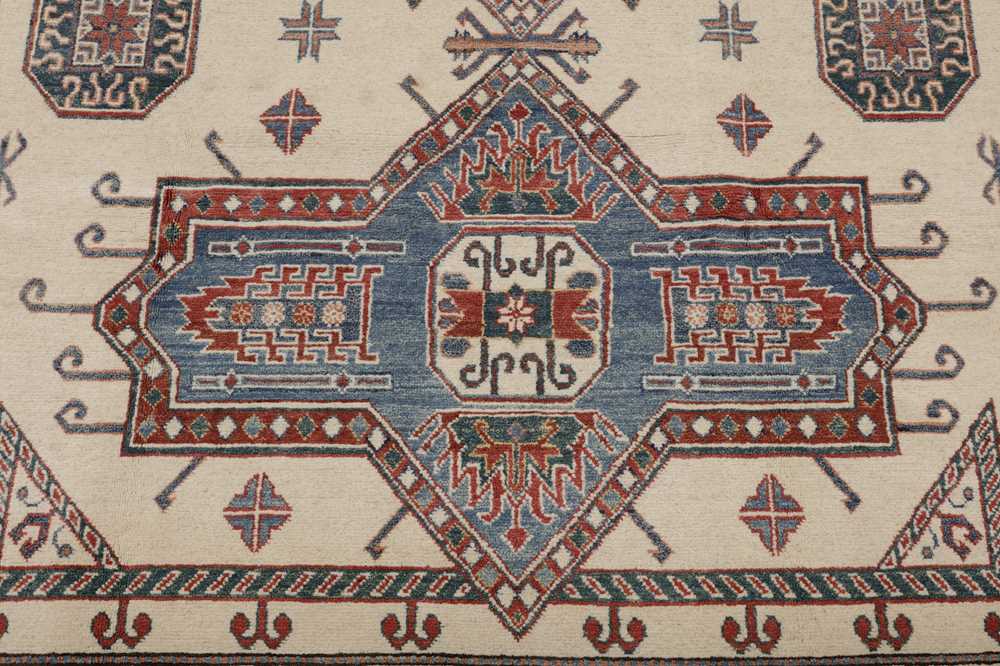 A FINE KAZAK DESIGN CARPET - Image 5 of 8