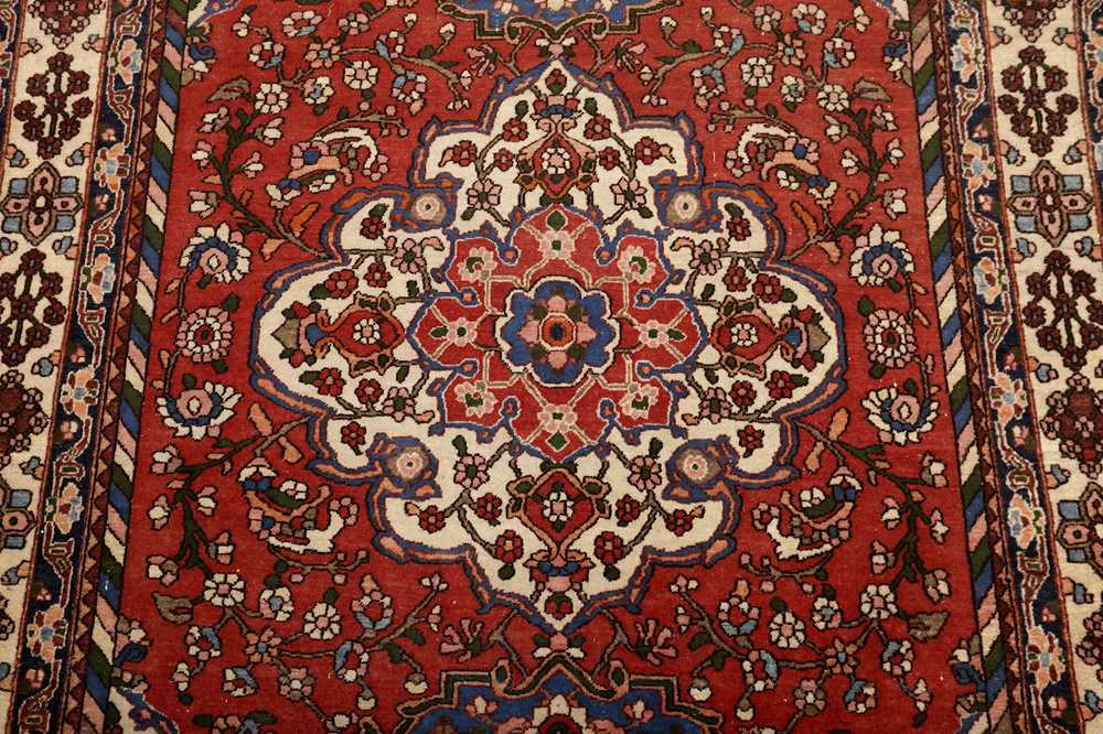 AN UNUSUAL FINE ISFAHAN RUG, CENTRAL PERSIA - Image 4 of 8