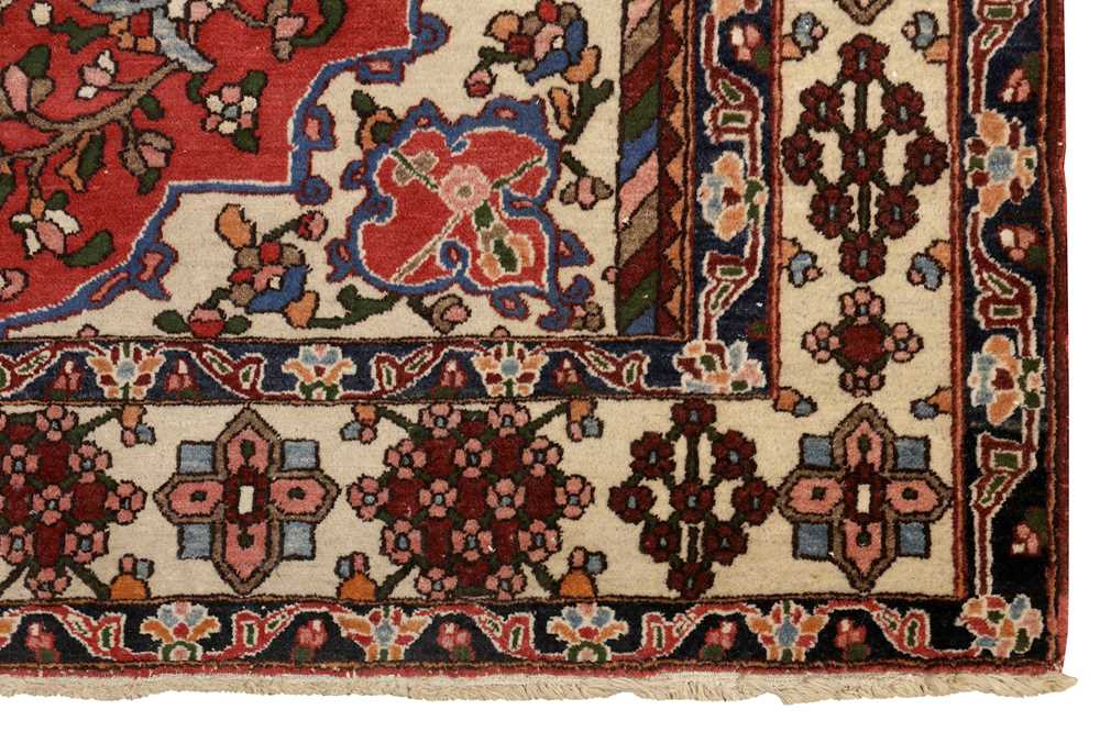 AN UNUSUAL FINE ISFAHAN RUG, CENTRAL PERSIA - Image 7 of 8