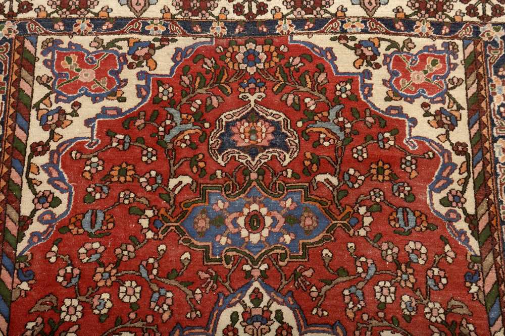 AN UNUSUAL FINE ISFAHAN RUG, CENTRAL PERSIA - Image 3 of 8