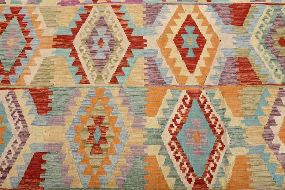 A FINE TURKISH KILIM - Image 4 of 7