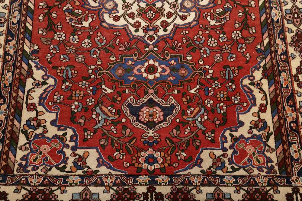 AN UNUSUAL FINE ISFAHAN RUG, CENTRAL PERSIA - Image 5 of 8