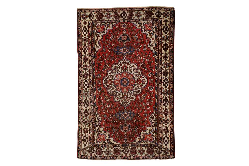 AN UNUSUAL FINE ISFAHAN RUG, CENTRAL PERSIA