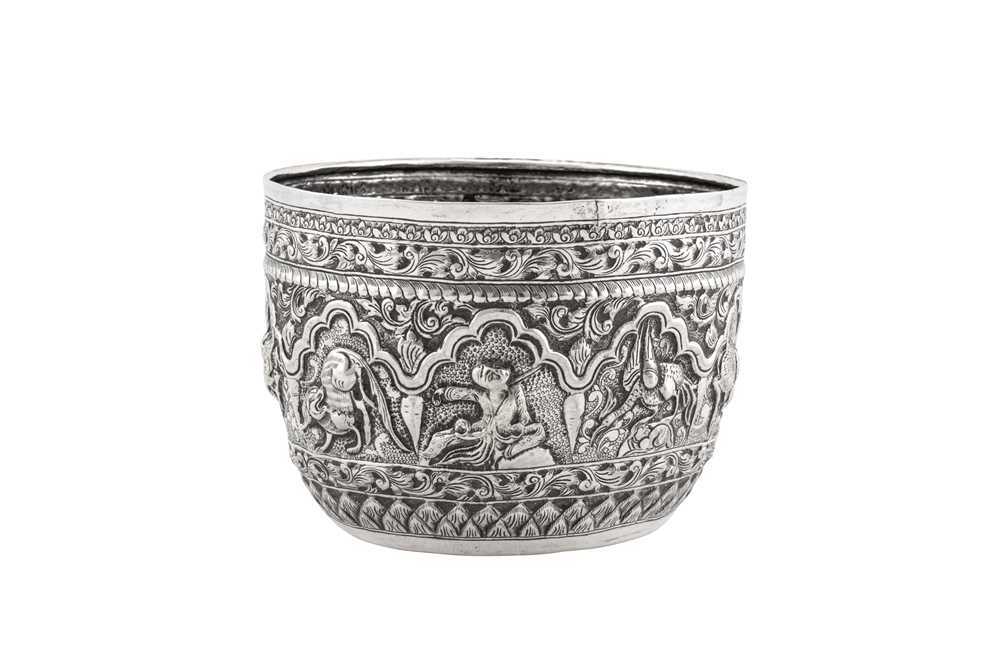 An early 20th century Burmese unmarked silver bowl, Upper Burma (Rakine) circa 1910 - Image 2 of 4