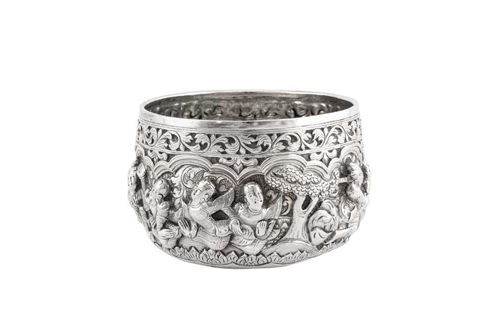 An early 20th century Burmese unmarked silver small bowl, provincial upper Burma circa 1920 - Image 2 of 4