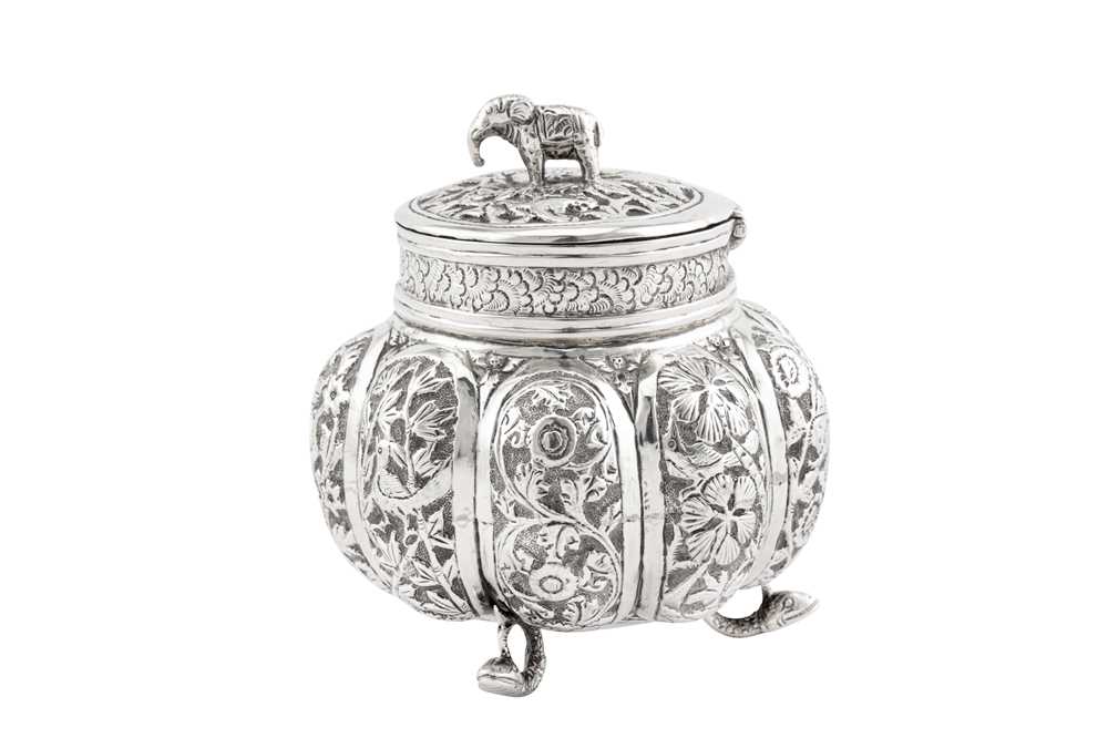 A late 19th / early 20th century Anglo – Indian unmarked silver tea caddy, Lucknow circa 1900 - Image 2 of 3
