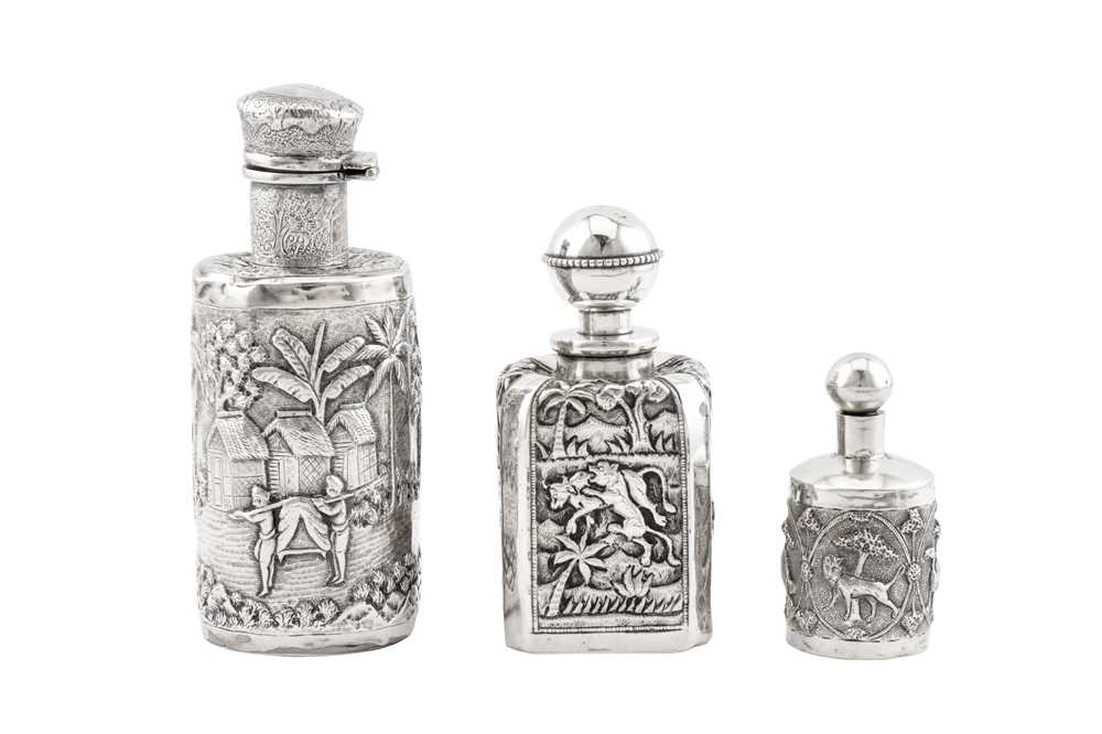 A late 19th century Anglo – Indian silver scent bottle, Calcutta, Bhowanipore circa 1890 by Grish Ch - Image 2 of 2