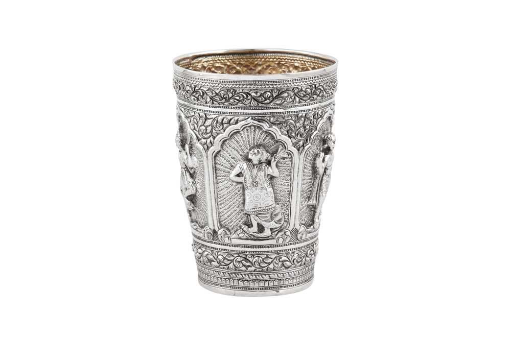 A late 19th / early 20th century Burmese unmarked silver beaker, Upper Burma circa 1900 - Image 2 of 5
