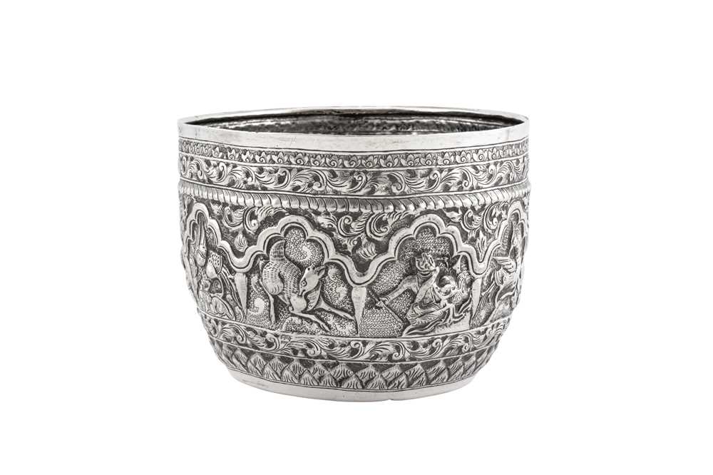 An early 20th century Burmese unmarked silver bowl, Upper Burma (Rakine) circa 1910 - Image 3 of 4