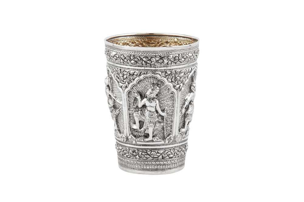 A late 19th / early 20th century Burmese unmarked silver beaker, Upper Burma circa 1900 - Image 3 of 5