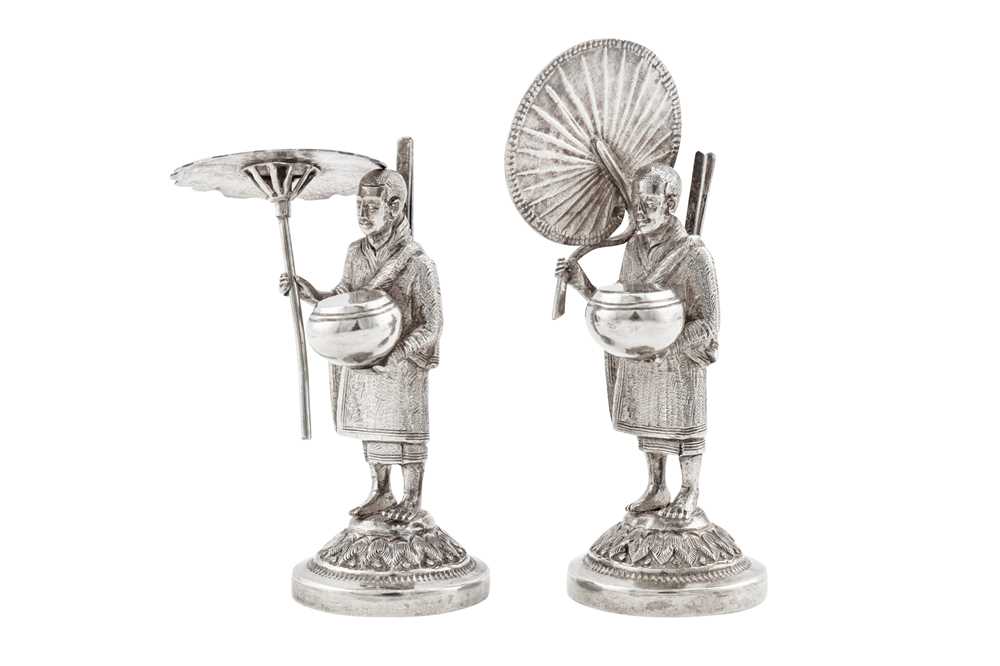 A pair of late 19th / early 20th century Burmese unmarked silver menu holders, Rangoon circa 1900 - Bild 3 aus 3