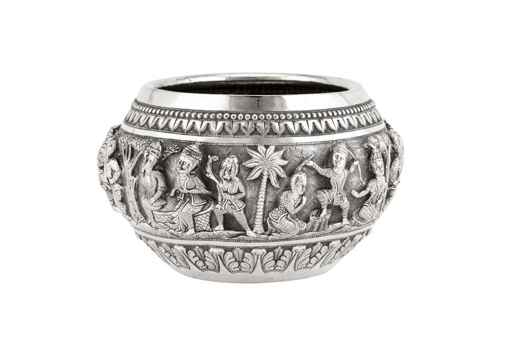 An early 20th century Anglo – Indian unmarked silver bowl, Lucknow circa 1910 - Image 2 of 5