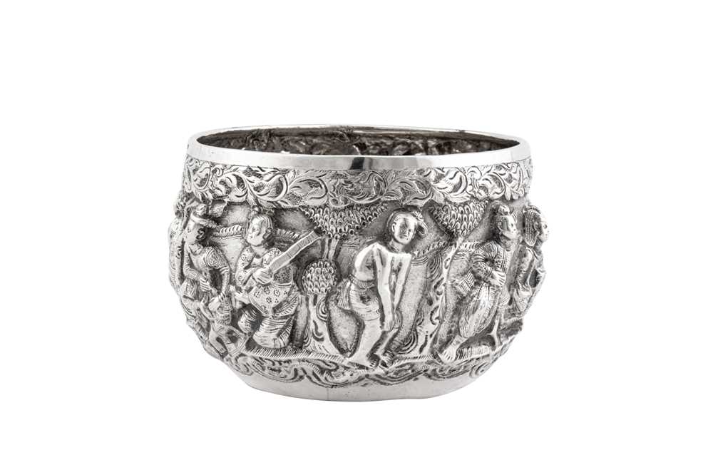 An early 20th century Burmese unmarked silver small bowl, provincial upper Burma circa 1920 - Image 2 of 4