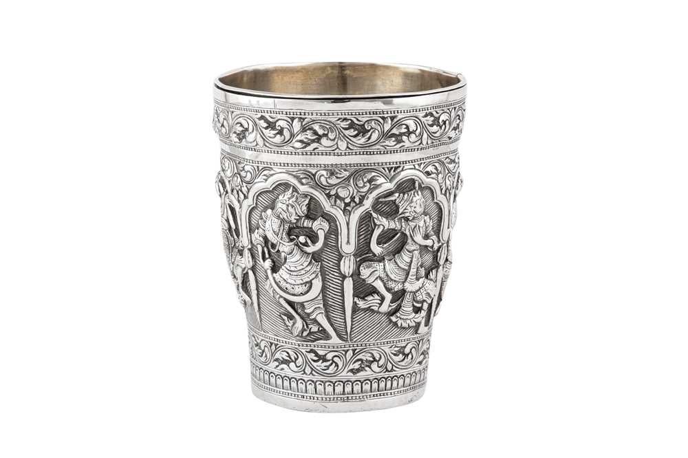 A late 19th / early 20th century Burmese unmarked silver beaker, Upper Burma circa 1900 - Image 4 of 5