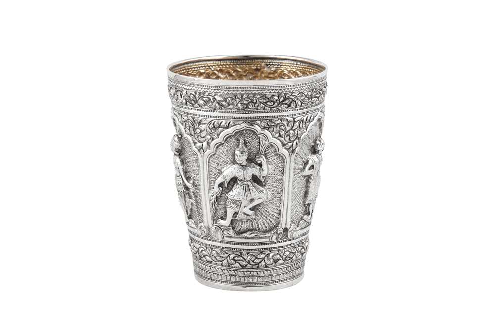 A late 19th / early 20th century Burmese unmarked silver beaker, Upper Burma circa 1900 - Image 4 of 5