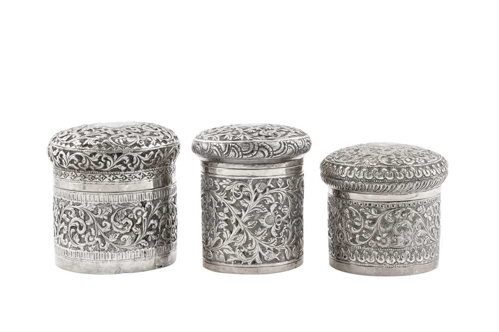 A late 19th century Anglo – Indian unmarked silver dressing table jar, Cutch circa 1890 - Image 2 of 2