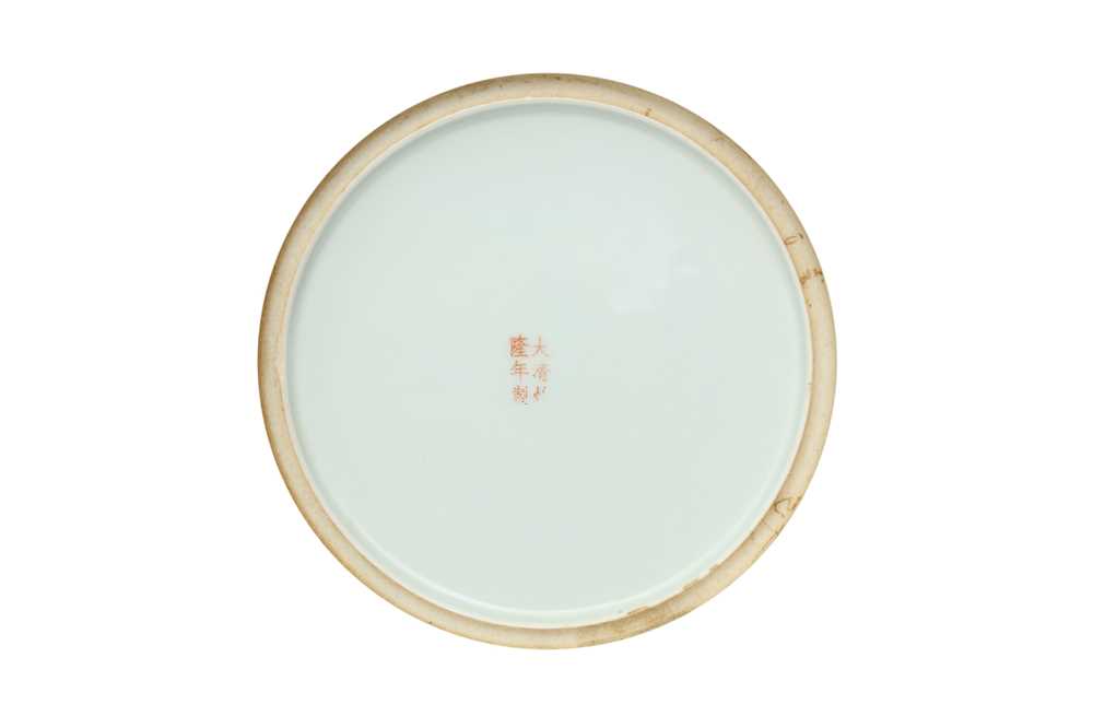 TWO CHINESE CANTON FAMILLE-ROSE DISHES 晚清 廣彩人物圖盤兩件 - Image 4 of 19